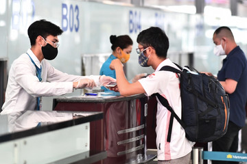 Giá vé máy bay chặng TP.HCM - Hà Nội đắt hơn đi Thái Lan, Singapore