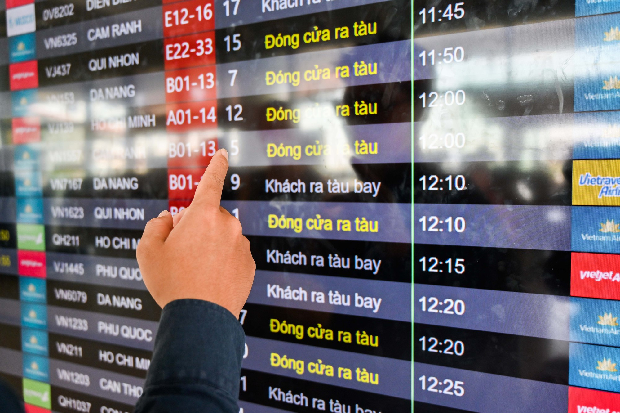 Sân bay Nội Bài quá tải, tắc từ bãi đỗ xe đến cửa an ninh - Ảnh 9.