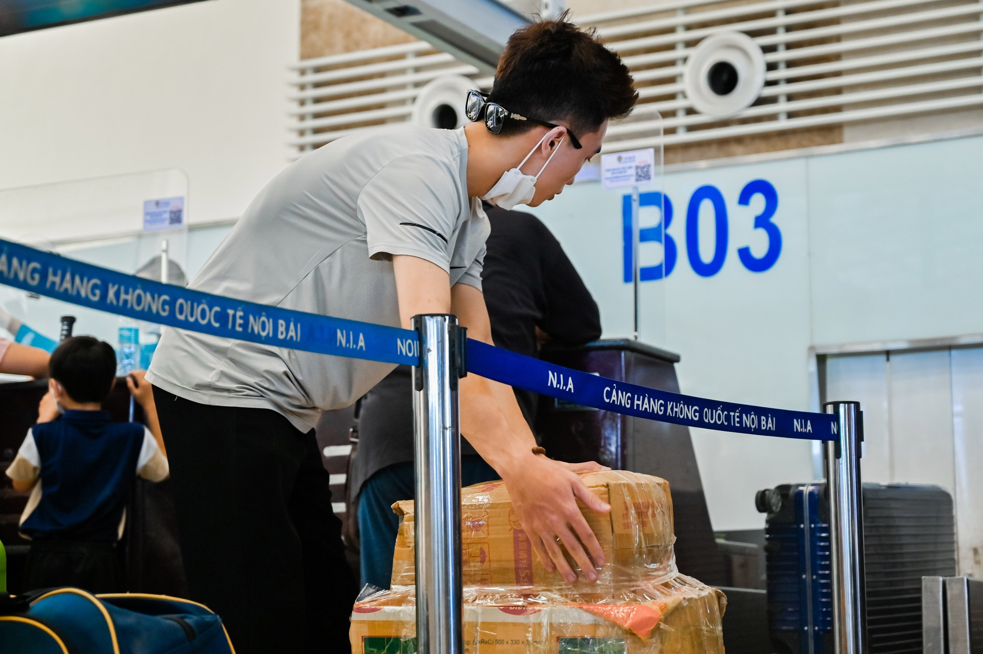 Sân bay Nội Bài quá tải, tắc từ bãi đỗ xe đến cửa an ninh - Ảnh 6.