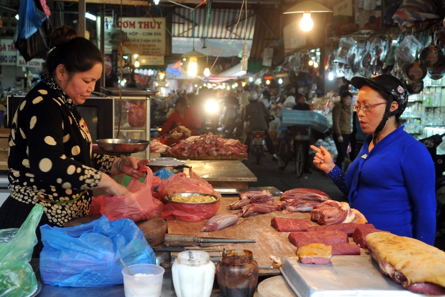 Chuyện ngoài chợ: Rau quả, thịt gà, thịt lợn 'dắt tay nhau' tăng giá