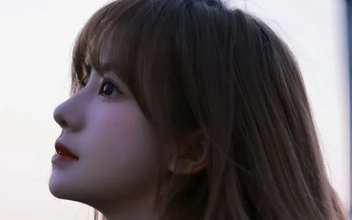 Tôi bật khóc khi mở hộp giấy cũ trong tủ đồ của mẹ kế ra xem - 1