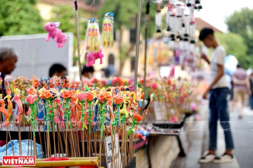 Toy figurine making in Xuan La village