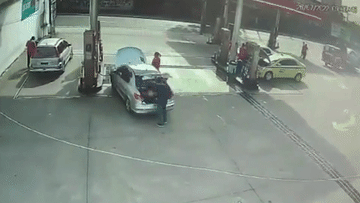 Ô tô bất ngờ nổ tung tại trạm xăng như bom