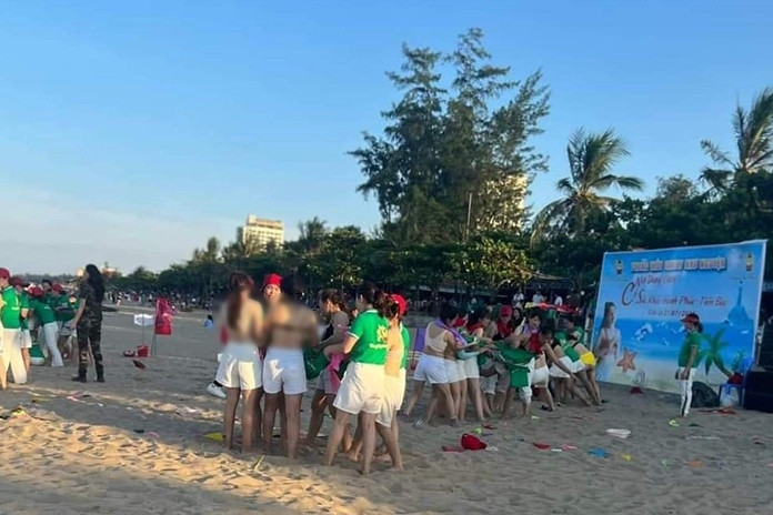 Vụ du khách lột áo ngực chơi team building: Lãnh đạo công ty xin lỗi người dân Cửa Lò