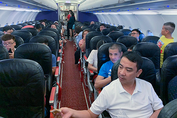 Khách bay đến Nội Bài phải hạ cánh xuống sân bay Cát Bi vì thời tiết xấu