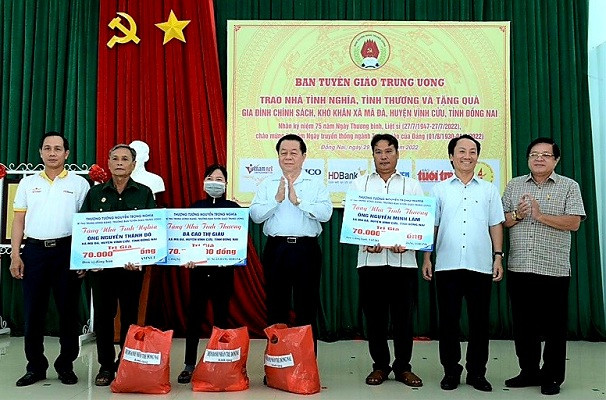 Trưởng Ban Tuyên giáo Trung ương về thăm, trao nhà tình nghĩa tại Đồng Nai