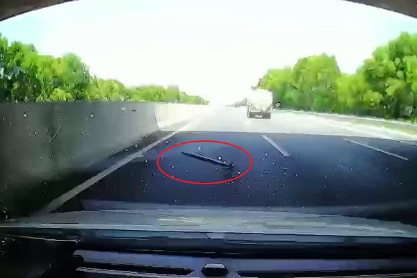 Trục sắt rơi trên cao tốc Hà Nội - Hải Phòng đâm xuyên đầu ô tô