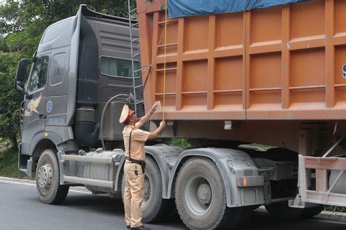 Xe tải cơi nới sợ bị phạt nặng, 200 chủ phương tiện ở Tuyên Quang xin tự tháo thùng