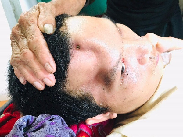 Cụ bà 74 tuổi một mình chăm con sống thực vật, chồng ung thư não