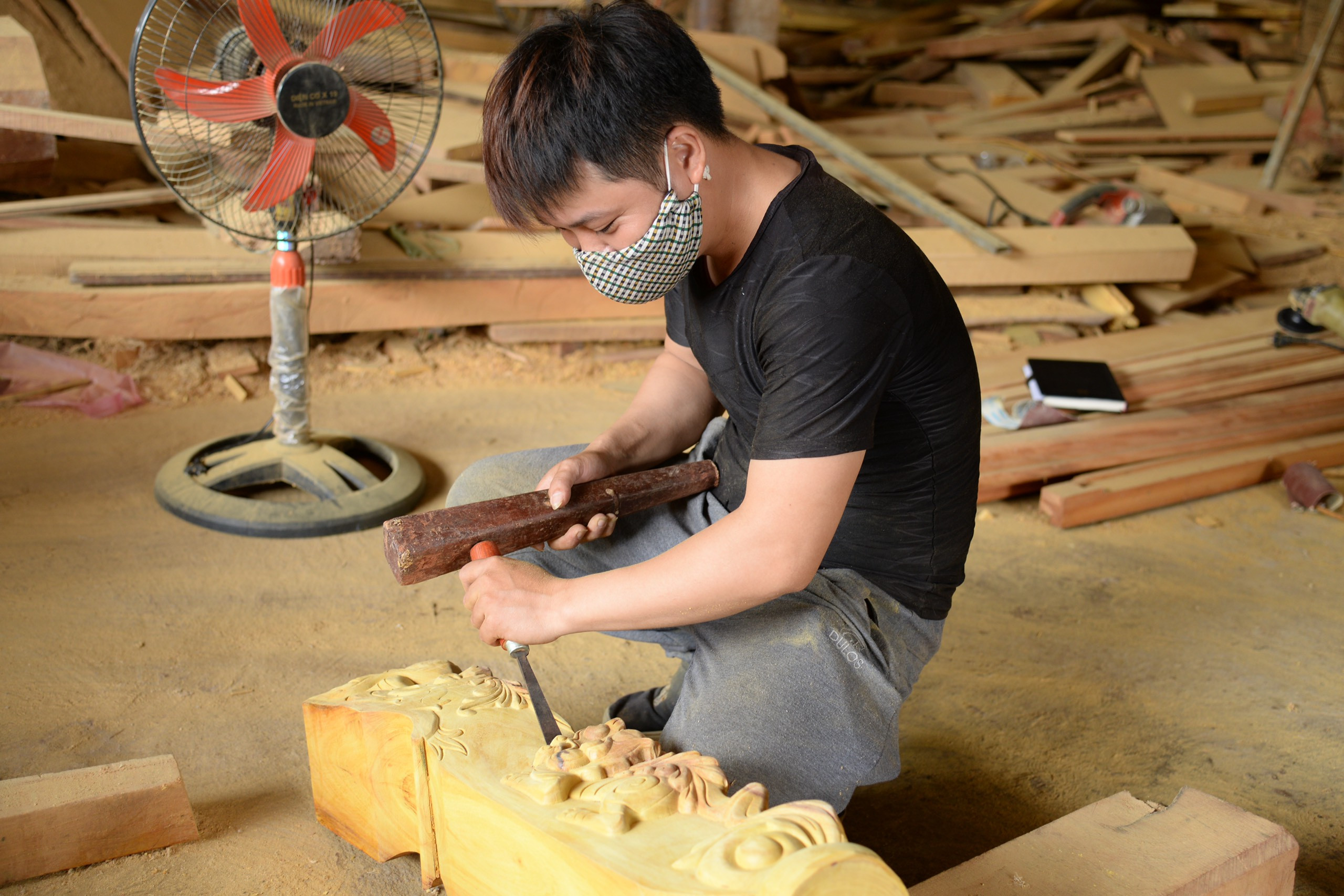 Đội thợ mộc chuyên dựng nhà từ gỗ mít, mỗi căn trị giá hàng tỷ đồng