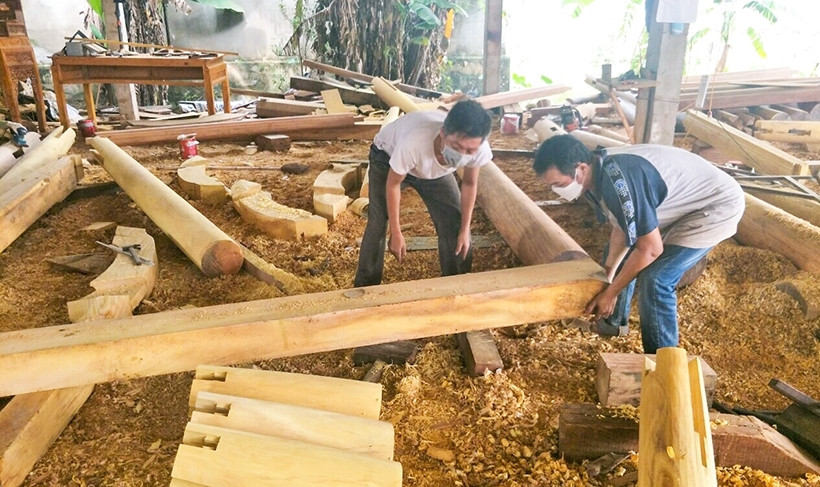 Đội thợ mộc chuyên dựng nhà từ gỗ mít, mỗi căn trị giá hàng tỷ đồng - Ảnh 5.