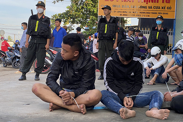 Cử người canh trụ sở công an, nhóm thanh niên ‘dàn trận’ đua xe