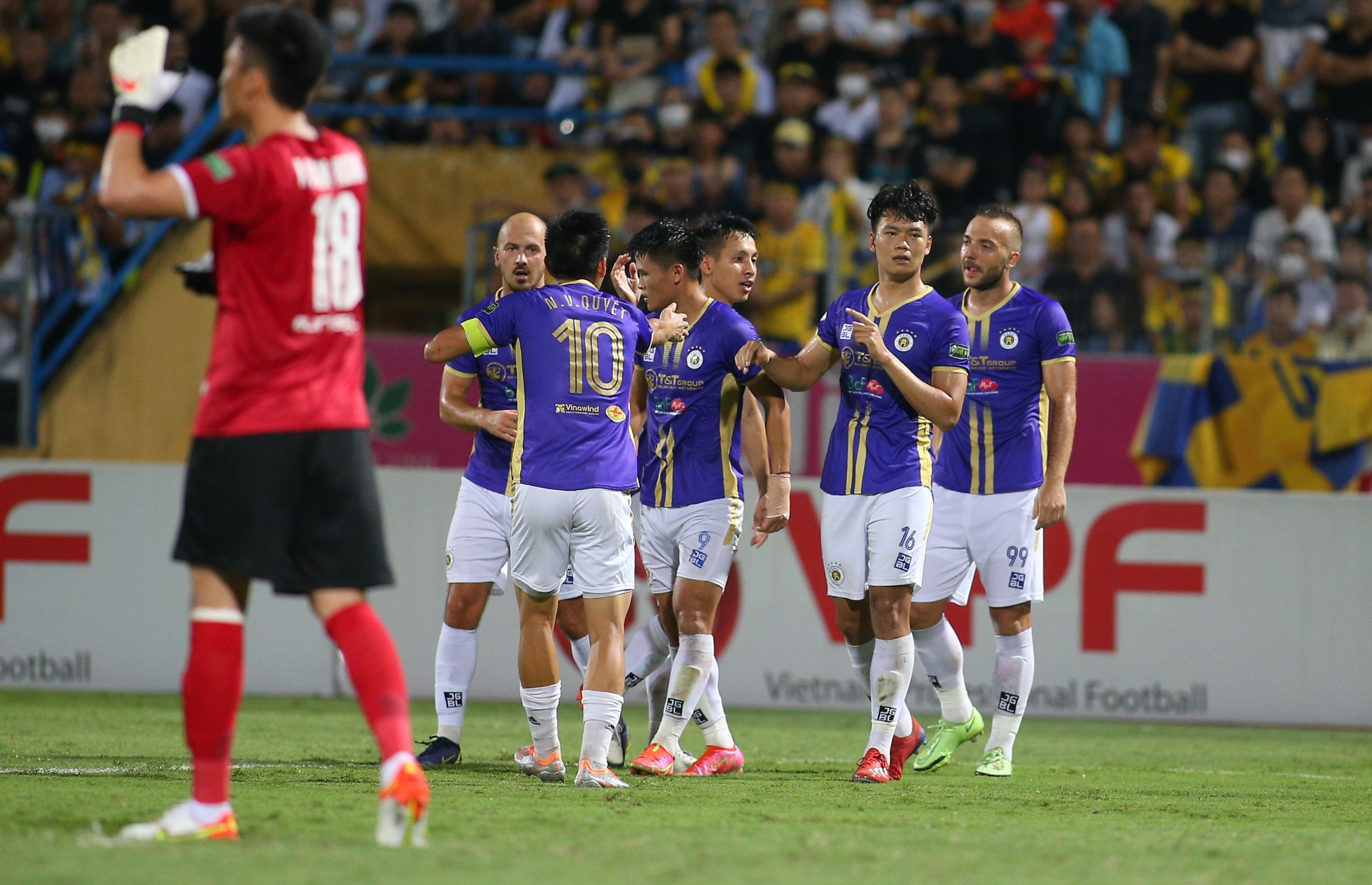 Video bàn thắng Hà Nội 2-1 SLNA: Thành Chung tỏa sáng