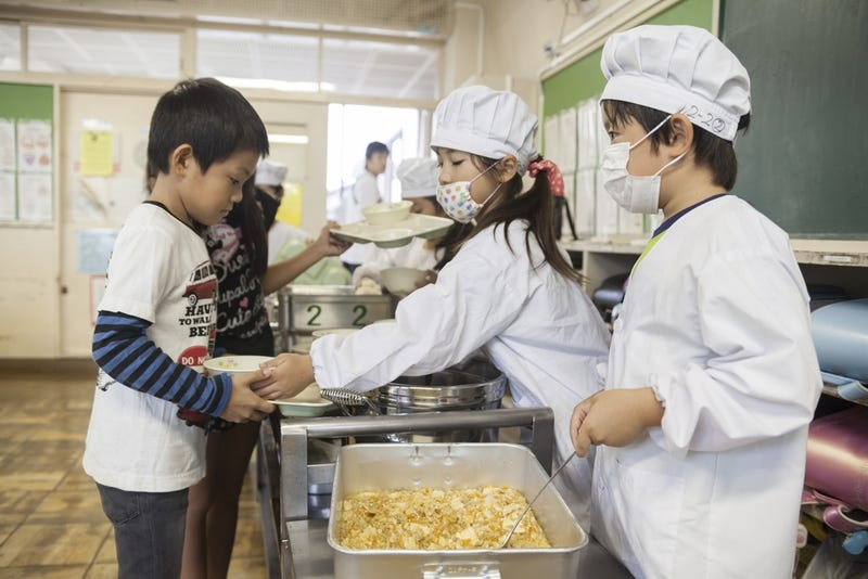 'Bữa ăn tử tế' giá 2 USD ở trường học Nhật Bản