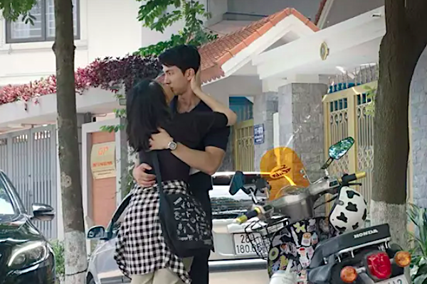 Bình An lại vào vai trai bao, có nhiều cảnh hôn với Quỳnh Kool