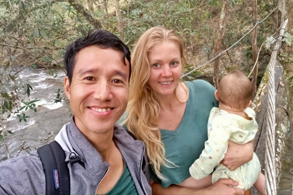 Cuộc sống tối giản ở núi rừng Nam Mỹ của chàng trai Việt và vợ Tây