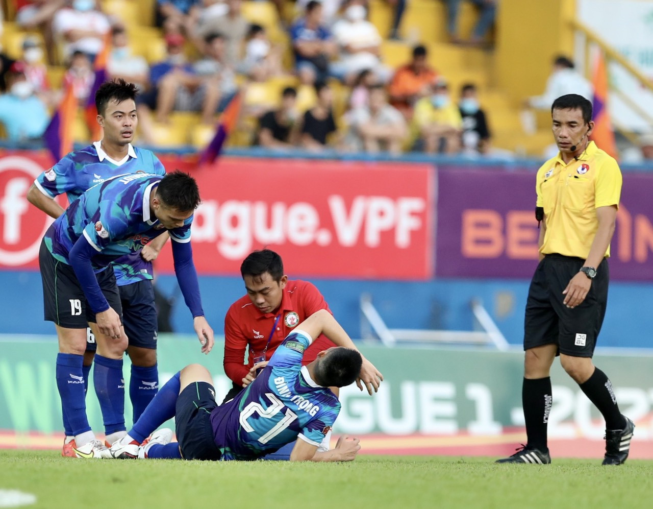 Đình Trọng đã chơi đầy nỗ lực, nhưng đến cuối hiệp 1 trung vệ con cưng của HLV Park Hang Seo đã dính chấn thương phải nhờ tới sự can thiệp của bác sỹ.
