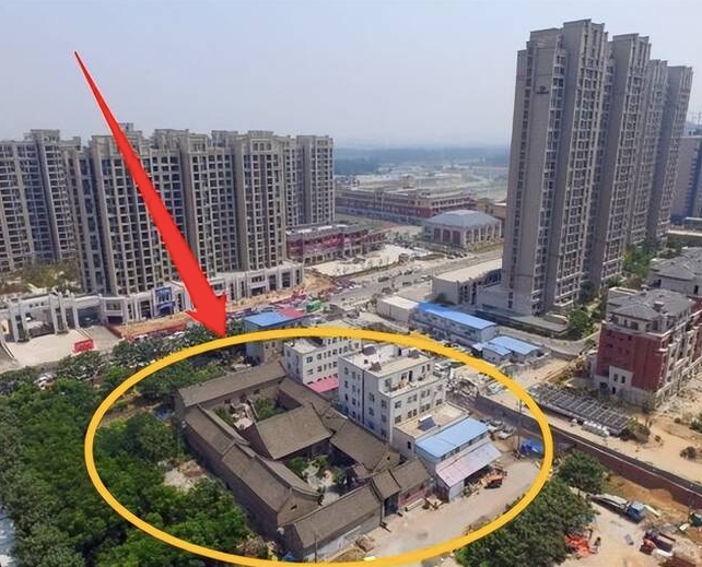 Nhà cổ án ngữ đất vàng lọt giữa rừng cao ốc, cụ ông quyết từ chối ‘núi tiền’ bồi thường