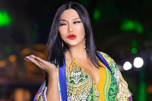 Cindy Thái Tài trình diễn catwalk ấn tượng