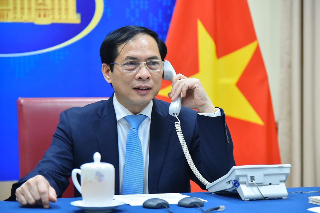 Bộ trưởng Ngoại giao Việt Nam điện đàm với hai ngoại trưởng Nga và Ukraine
