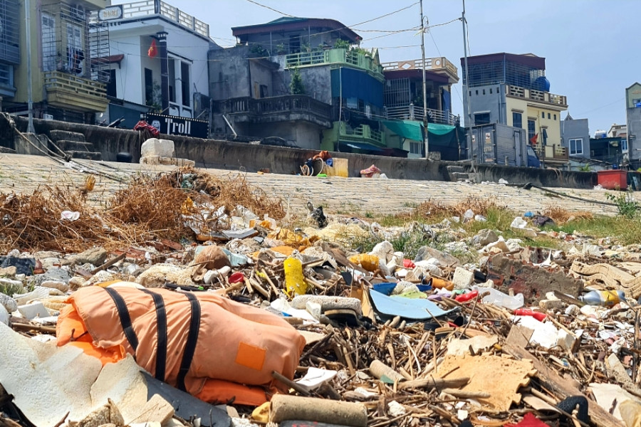 Bờ biển ở Thanh Hóa quanh năm ngập rác