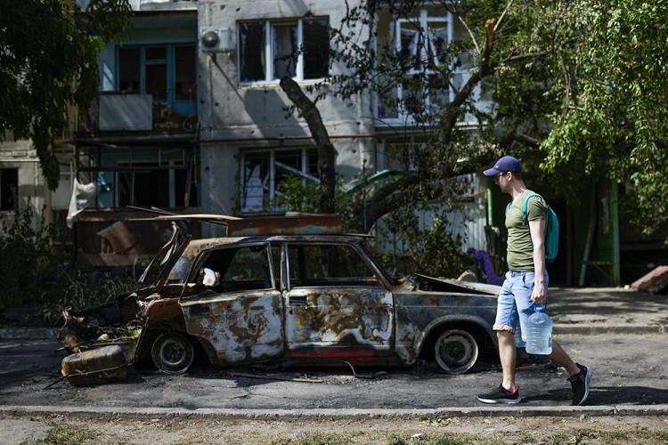 Ukraine tố Nga pháo kích Sloviansk, vũ khí viện trợ Kiev xuất hiện ở chợ đen