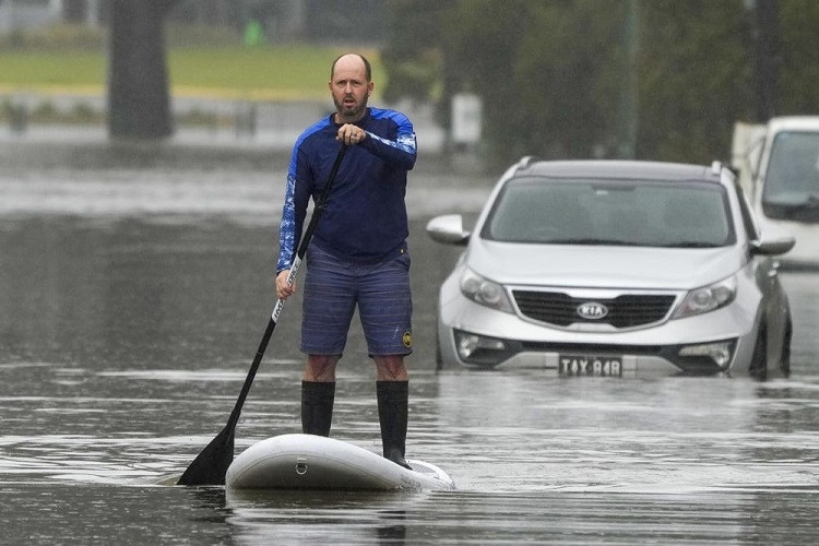 Hình ảnh lũ lụt hoành hành Australia, 50.000 người phải sơ tán, ô tô 'bơi' trên phố