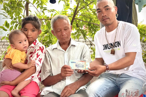 Thương cụ ông 70 tuổi bị phá nát ruộng dưa, nhiều người gửi tiền giúp đỡ
