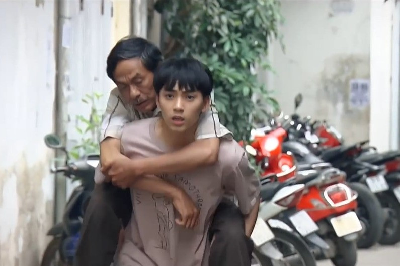 'Lối nhỏ vào đời' tập 19, Dũng hốt hoảng cõng ông Thành đi cấp cứu