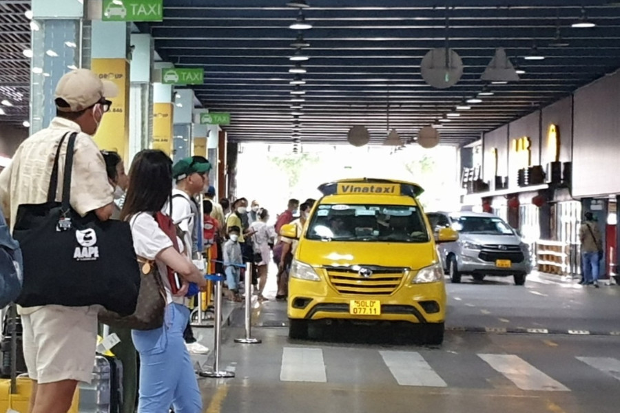 Khách ‘dài cổ’ đón taxi, xe công nghệ ở sân bay Tân Sơn Nhất