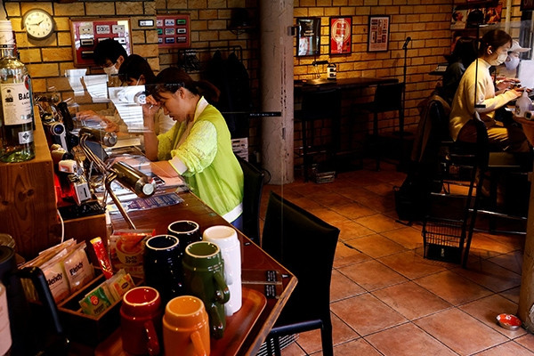 Ý tưởng lạ giúp quán cà phê sống khoẻ qua đại dịch, khách 'đến dễ khó về'