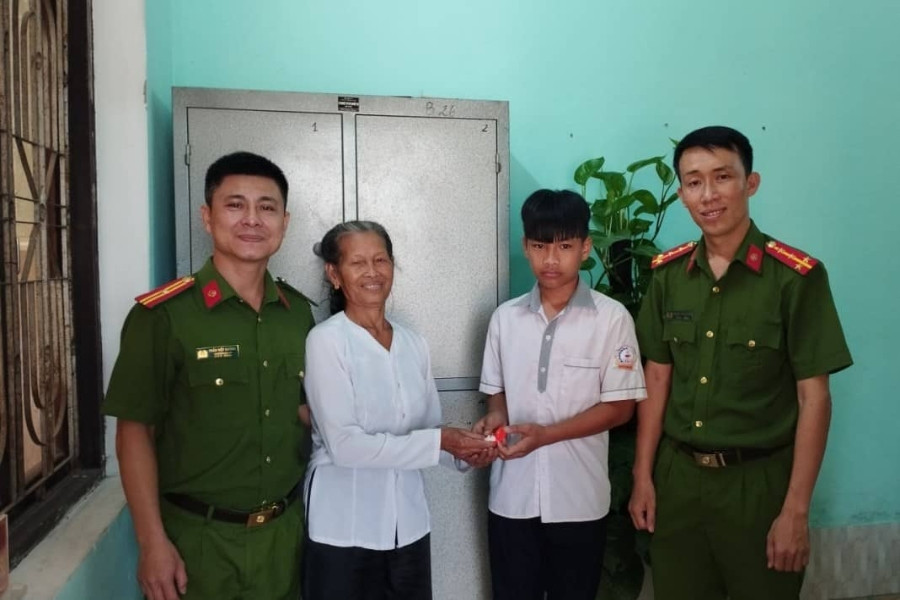 Nam sinh lớp 7 trả lại cặp nhẫn vàng cho cụ bà 77 tuổi