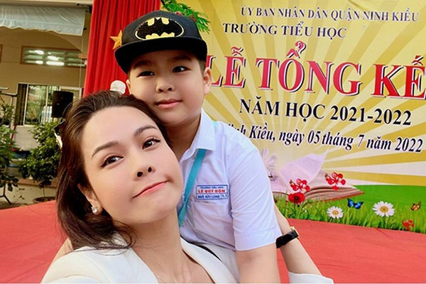 Nhật Kim Anh: Tôi mong con trai có được tình cảm trọn vẹn từ bố mẹ