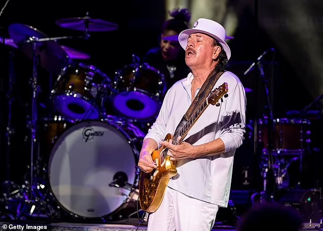 Đang biểu diễn, nghệ sĩ guitar huyền thoại Carlos Santana gục trên sân khấu - 1