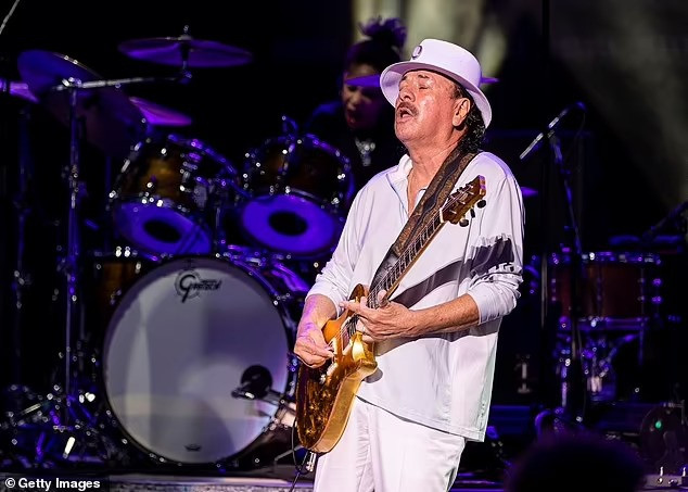 Đang biểu diễn, nghệ sĩ guitar huyền thoại Carlos Santana gục trên sân khấu