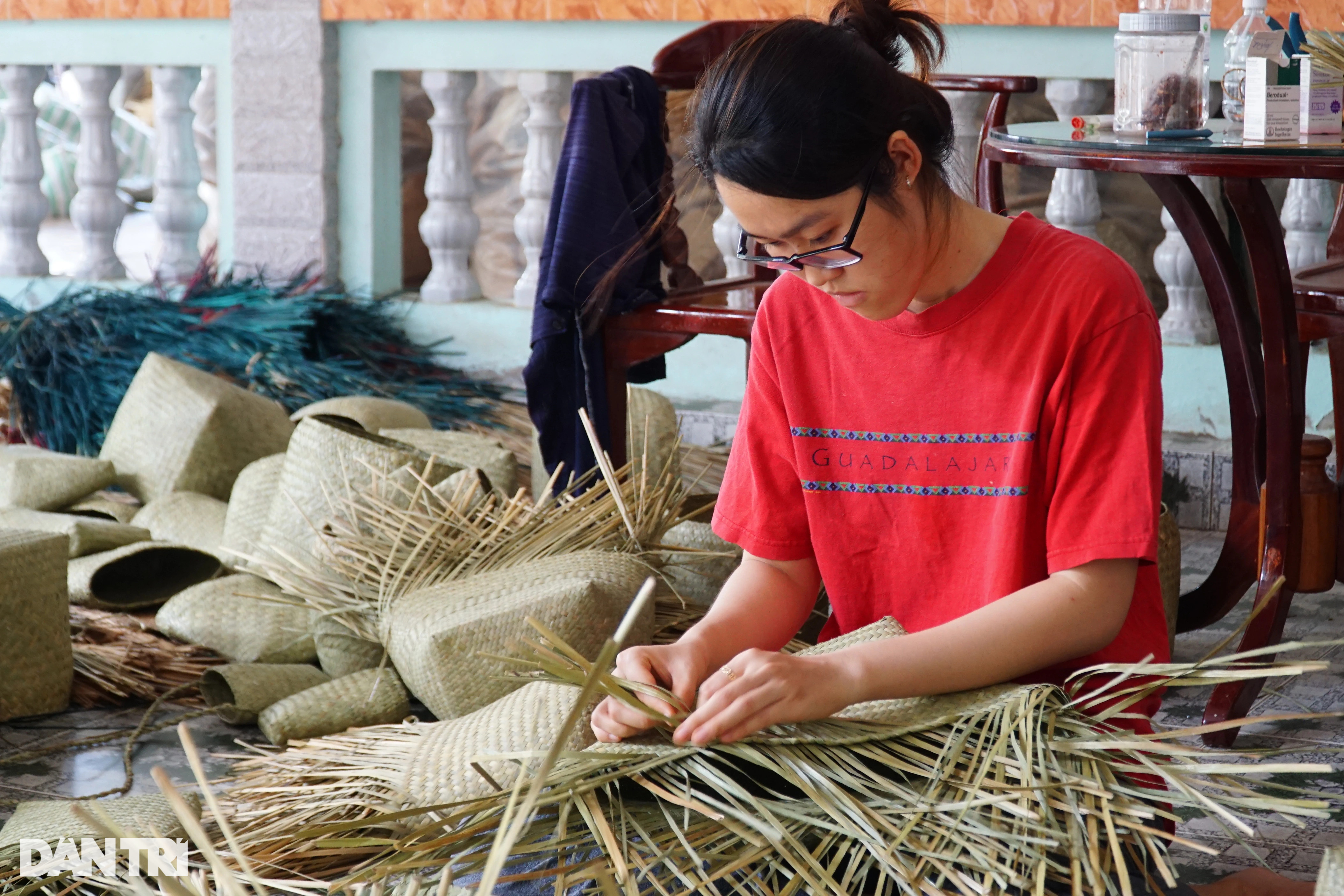 Nghề quanh năm ngồi gảy tay, biến cỏ dại thành hàng hiệu - 2