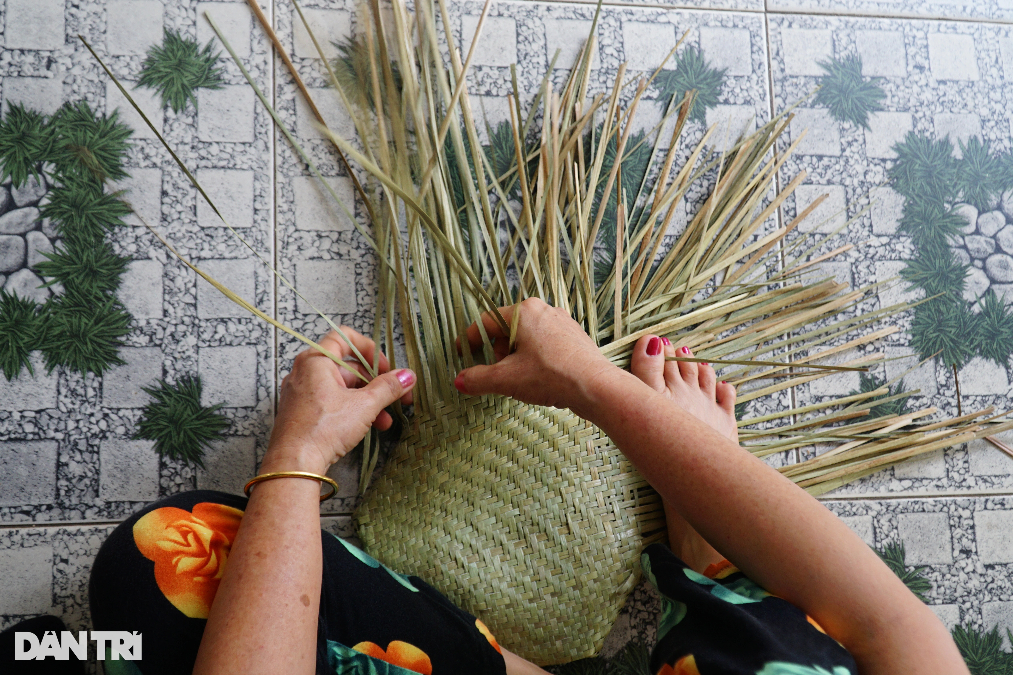 Nghề quanh năm ngồi gảy tay, biến cỏ dại thành hàng hiệu - 1