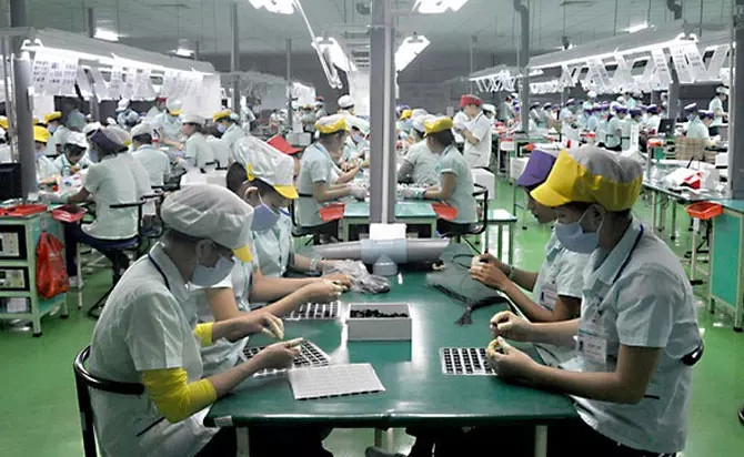 Samsung downsizes production: global concerns, warning for Vietnam