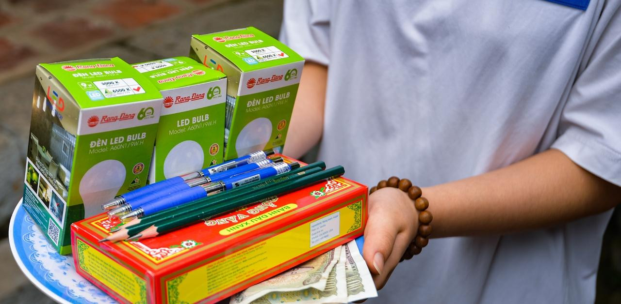 Strange 'offerings' of high-school students pray for good luck for graduation exams