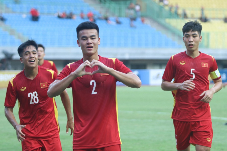 Thắng đậm U19 Brunei, U19 Việt Nam chiếm ngôi đầu bảng