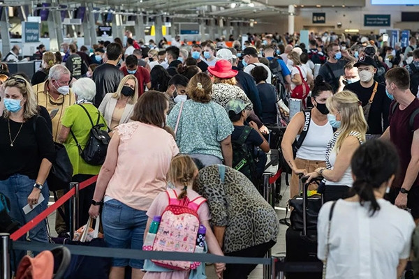 Du lịch hè châu Âu như canh bạc: Mua vé cao ngất ngưởng, phút chót vẫn bị huỷ