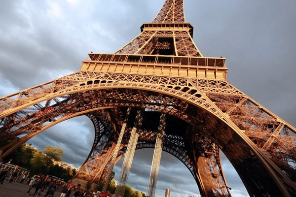 Tháp Eiffel xuống cấp tới mức khiến 'cha đẻ đau tim'