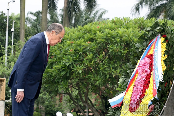 Ngoại trưởng Nga Sergei Lavrov vào lăng viếng Chủ tịch Hồ Chí Minh