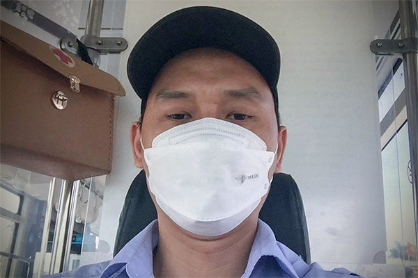 Xe buýt 'bò trên cầu' khi Hà Nội mưa lớn, tài xế tiết lộ điều ấm lòng