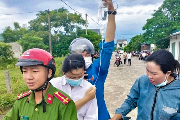 Nữ sinh vừa truyền nước vừa thi tốt nghiệp