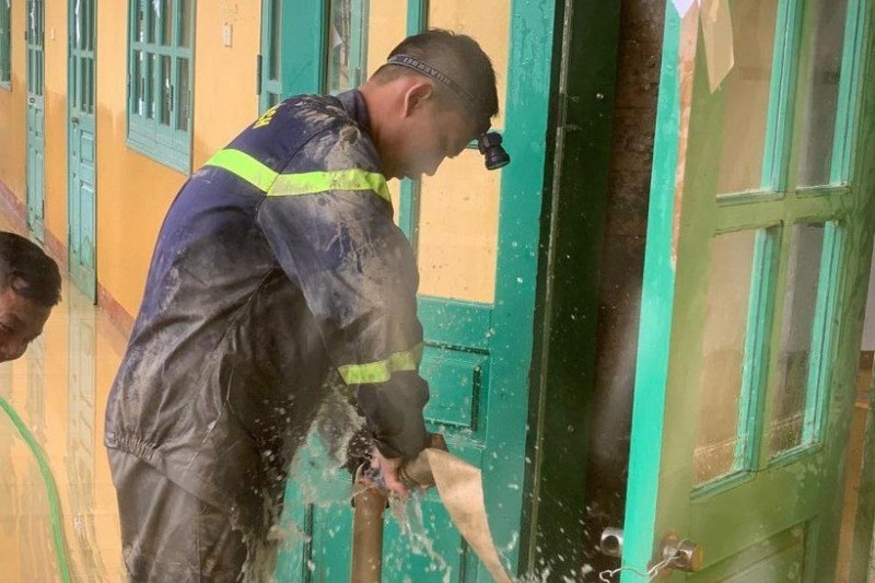 Bộ trưởng Tô Lâm khen chiến sỹ giải cứu 105 học sinh khỏi vùng nước lũ