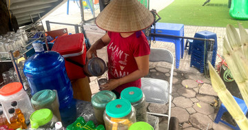 Bán nghìn cốc nước ngày nóng, chủ quán ở Hà Nội kiếm 50 triệu đồng/tháng