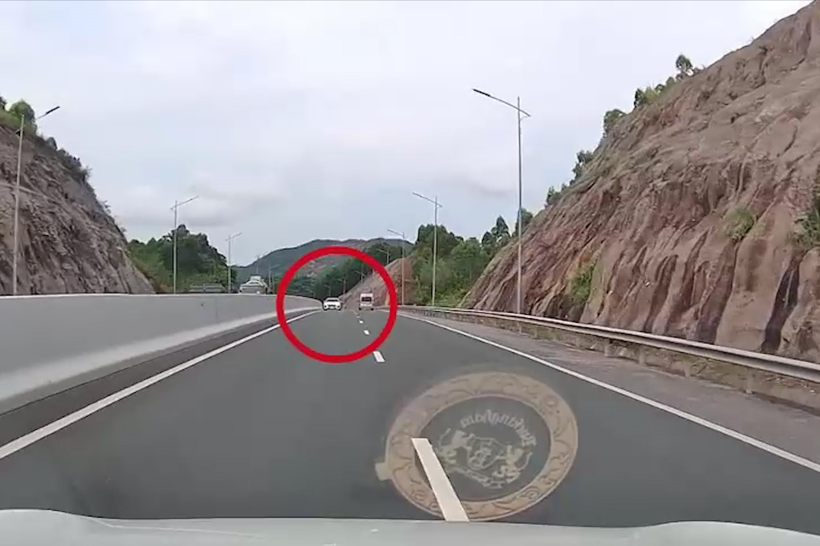 Tài xế ô tô chạy ngược chiều suốt 2km trên cao tốc Hạ Long - Vân Đồn