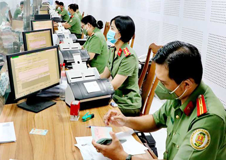Chen chúc làm hộ chiếu mẫu mới: Công an TP.HCM đưa ra giải pháp