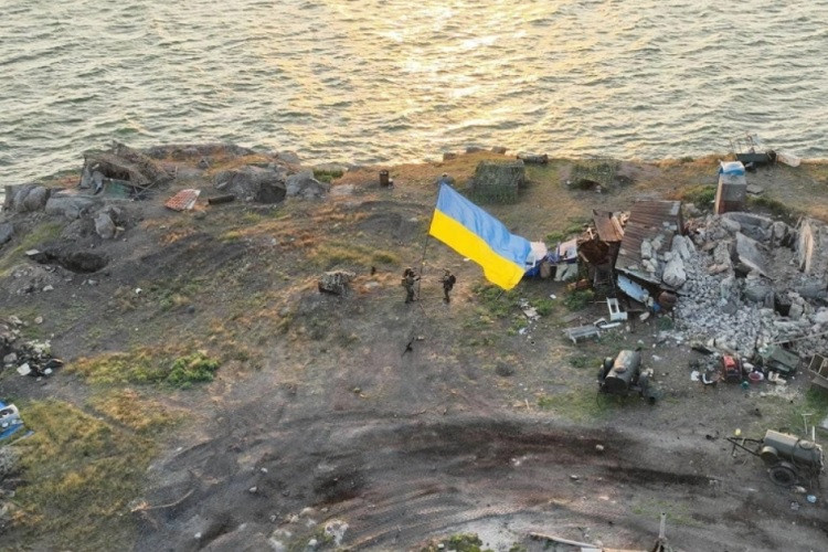 Ukraine cắm cờ trên Đảo Rắn, Kiev cảm ơn Thủ tướng Anh vì sự hỗ trợ